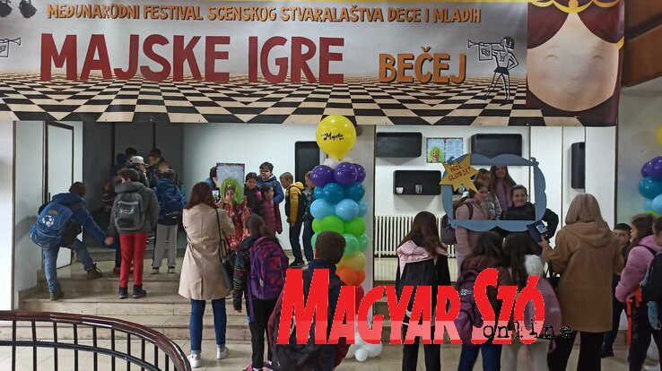 Színházkedvelő gyermekek és fiatalok (Kancsár Izabella felvétele) Színházkedvelő gyermekek és fiatalok (Kancsár Izabella felvétele)