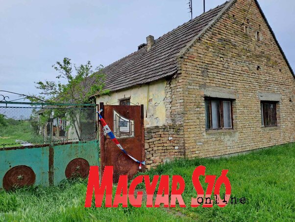 Az áldozatok családi háza (Vidács Hajnalka felvétele) Az áldozatok családi háza (Vidács Hajnalka felvétele)