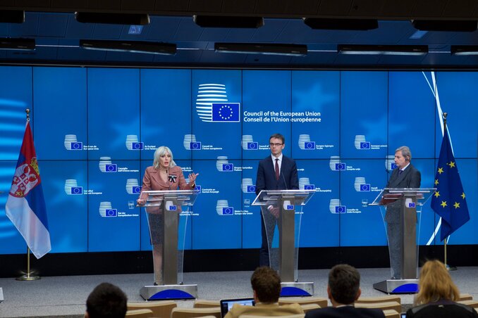 Jadranka Joksimović, Sven Mikser és Johannes Hahn (Fotó: Beta)