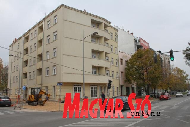 A területrendezési tervek megváltoztatására az esetek zömében azért van szükség, mert magasabb épületeket szeretnének építeni a korábban engedélyezett emeletszámnál. A szegény családoknak épített lakásokat (felvételünkön) csak meghatározott szabályozás mellett lehet eladni, erről is dönteniük kell a tanácsnokoknak (Ótos András felvétele)