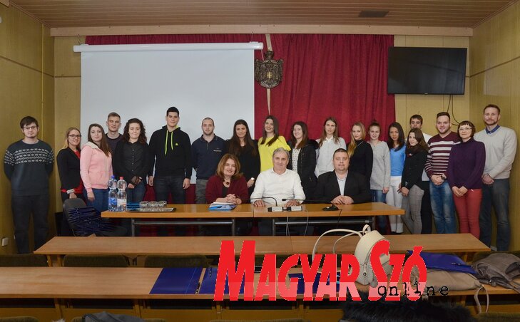 Az ösztöndíjpályázat kedvezményezettjei és a községi elöljáróság (Lakatos János felvétele)