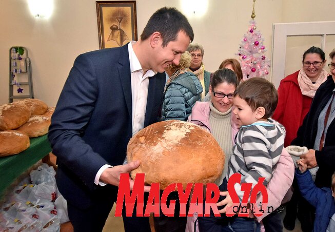 Fülöp Attila óriáscipót nyújt át az egyik kisgyereknek (Fotó: Gergely Árpád) Fülöp Attila óriáscipót nyújt át az egyik kisgyereknek (Fotó: Gergely Árpád)