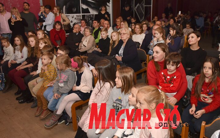 Zsúfolásig megtelt a terem (Ótos András felvétele) Zsúfolásig megtelt a terem (Ótos András felvétele)