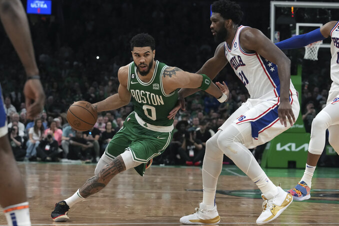 Tatum tör be a nemrég MVP-nek választott Embiid mellett (Fotó: Beta/AP) Tatum tör be a nemrég MVP-nek választott Embiid mellett (Fotó: Beta/AP)