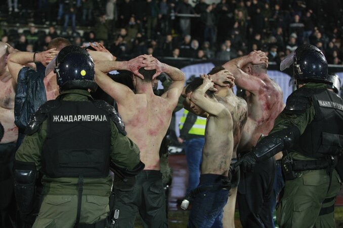 Szokásos jelenetek az örökrangadóról: verekedés, sérültek, majd végül letartóztatások (Fotó: Beta)