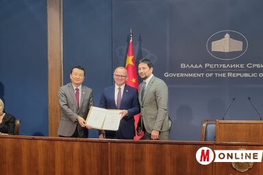 Bilicki Zoltán a szerződéskötésen a köztársasági kormány és a kínai cég képviselőivel (Fotó: Ada község önkormányzata)