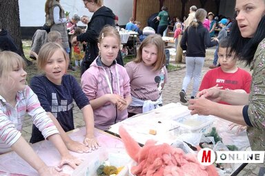 A gyerekek kipróbálhatták a nemezelést is a tájház udvarán