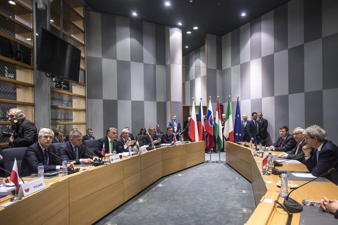 A csúcstalálkozót megelőző egyeztetés Junckerrel és Gentilonival (Fotó: MTI)