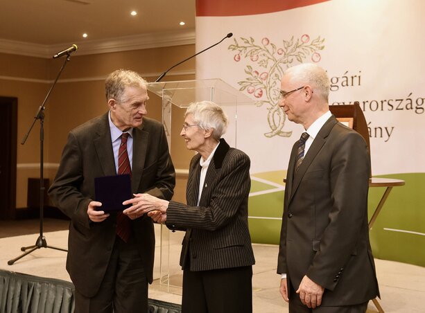 Kiss Gy. Csaba átveszi a díjat Mádl Dalmától, jobbra Balog Zoltán az emberi erőforrások minisztere áll (Fotó: MTI)
