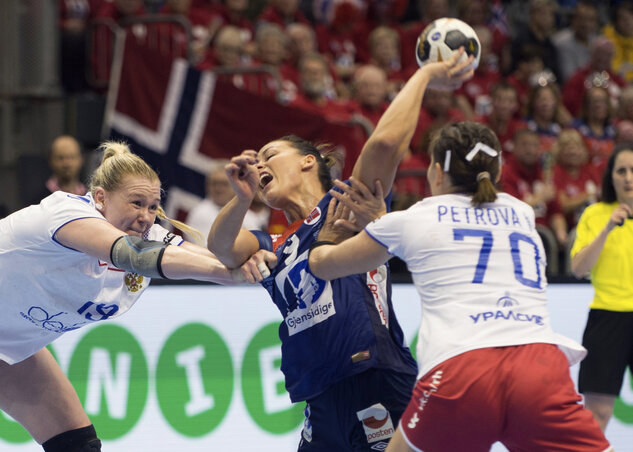 Az oroszok ütötték-tépték, ahogy csak tudták, Nora Mørk akkor is kilenc gólt dobott nekik (Fotó: Beta/AP)