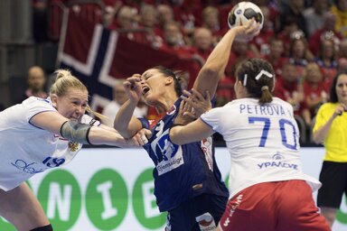 Az oroszok ütötték-tépték, ahogy csak tudták, Nora Mørk akkor is kilenc gólt dobott nekik (Fotó: Beta/AP)