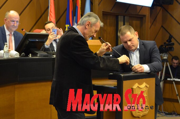 Az ülés közben a szószék mikrofonjának elege lett az egészből, és „kiugrott” állványából. A tanácsnokoknak közös erővel sikerült megzabolázniuk, Fotó: Ótos András