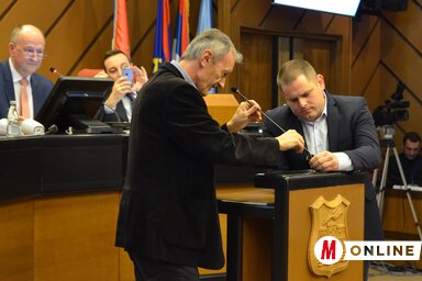 Az ülés közben a szószék mikrofonjának elege lett az egészből, és „kiugrott” állványából. A tanácsnokoknak közös erővel sikerült megzabolázniuk, Fotó: Ótos András