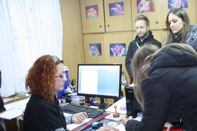 Érkeznek a hallgatók az ösztöndíjszerződések aláírására, Fotó: Kazinczy Paszterkó Diana