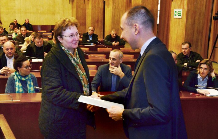Márton Márta átveszi a támogatási szerződést Vuk Radojević illetékes titkártól (Fotó: Dávid Csilla)