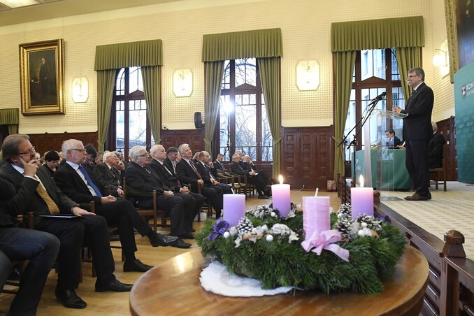 Kövér László házelnök (a pódiumon) a KDNP rendezvényén ostorozta az EU-t (Fotó: MTI)