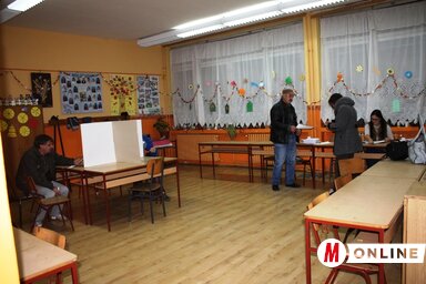 Pacséron a helyi Moša Pijade Általános Iskolában voksoltak a lakosok (Kazinczy Paszterkó Diana felvétele)