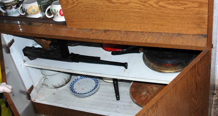 Még a csészék és a tányérok között is volt fegyver (Fotó: Beta)