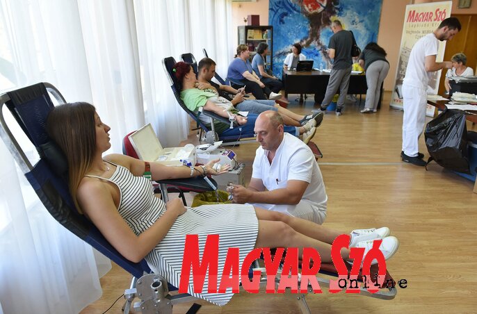 A pácienseknek évszaktól függetlenül szükségük van vérre. A céges jellegű kezdeményezések különösen fontosak, hiszen így újabb önkéntes véradókat toboroz a Vérátömlesztési Intézet, számukra idővel ez a humánus cselekedet szokássá válik. Az intézetnek valóban nagy szüksége van a vérre, vérhiánnyal küzdenek, ugyanis egyre több a beteg ember, a magánosítás viszont megtette a magáét. A magáncégekből nehezen engedik el a foglalkoztatottakat munkaidő alatt az intézetbe vért adni, a véradás után járó szabad napokról pedig szó sem lehet! Az intézetnek leginkább A, illetve 0, továbbá RH-negatív vércsoportú vérre van szüksége. Felvételünk a Magyar Szó Lapkiadó Kft. újvidéki székházában készült a nyáron, amikor is első alkalommal szerveztünk, házon belüli véradási akciót (Ótos András felvétele)