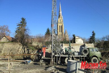 Új kutakat fúrnak a lebontott Vénusz helyén (Tóth Péter felvétele)