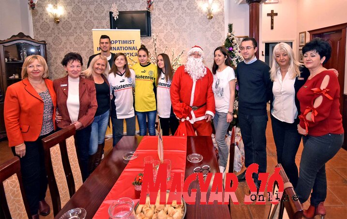 Az ajándékátadón a Spartacus női labdarúgóklub és a Soroptimist képviselői a télapóval (Fotó: Gergely Árpád)