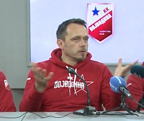 Željko Rebrača egy áprilisi sajtótájékoztatón (Fotó: kkvojvodina.rs) Željko Rebrača egy áprilisi sajtótájékoztatón (Fotó: kkvojvodina.rs)