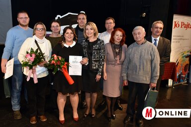 A díjazottak a vállalat vezetőivel