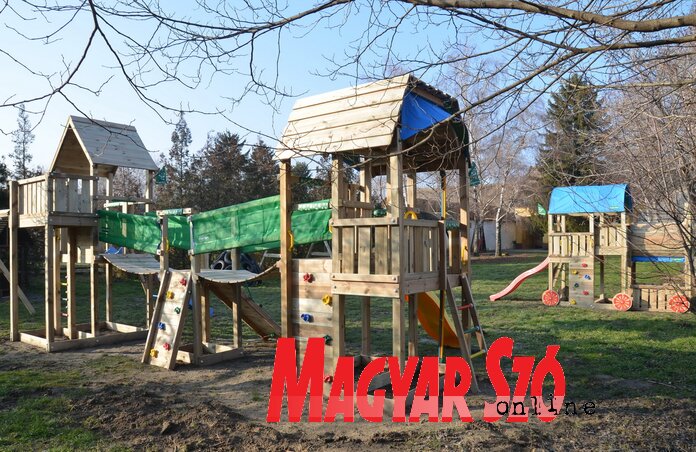 A hintával és híddal felszerelt dupla mászóvár az óvoda udvarán (Lakatos János felvétele)