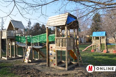 A hintával és híddal felszerelt dupla mászóvár az óvoda udvarán (Lakatos János felvétele)