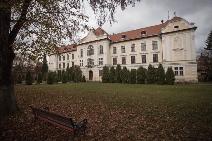 Az egyháznak visszaszármaztatott épületben román és magyar tannyelvű oktatási intézmény működik (Fotó: MTI)