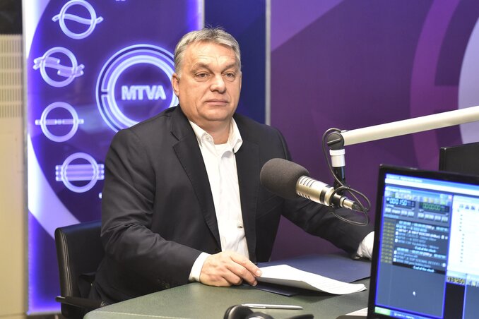 Orbán Viktor magyar miniszterelnök a Kossuth Rádió stúdiójában, ahol interjút ad a 180 perc című műsorban (MTI Fotó: Máthé Zoltán)