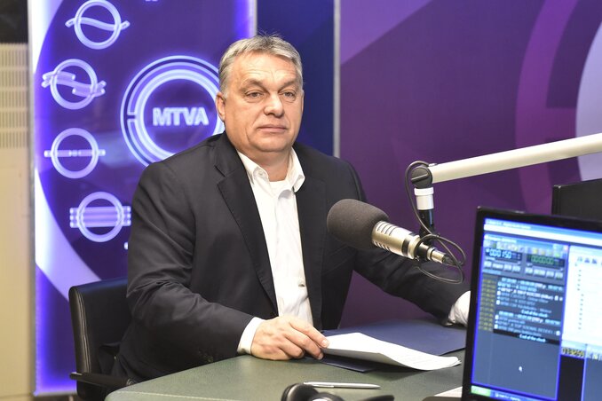 Orbán Viktor magyar miniszterelnök a Kossuth Rádió stúdiójában, ahol interjút ad a 180 perc című műsorban (MTI Fotó: Máthé Zoltán) Orbán Viktor magyar miniszterelnök a Kossuth Rádió stúdiójában, ahol interjút ad a 180 perc című műsorban (MTI Fotó: Máthé Zoltán)
