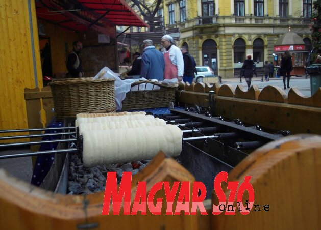 Készül a kürtőskalács (Fotó: Patyi Szilárd) Készül a kürtőskalács (Fotó: Patyi Szilárd)