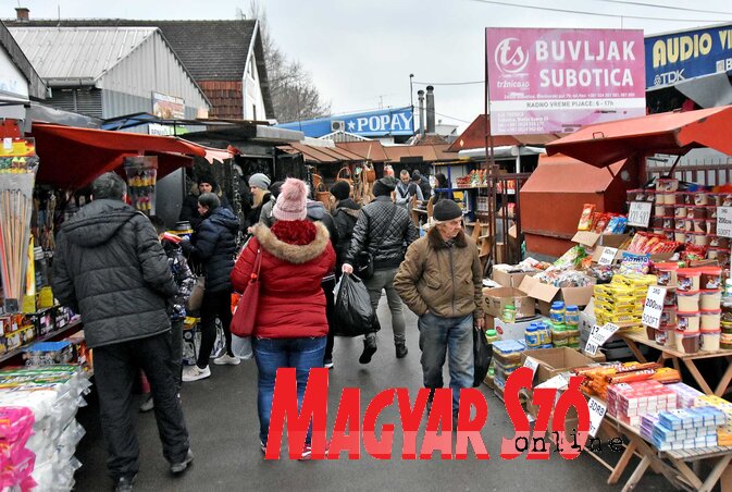 Széles választék a bolhapiacon (Fotó: Gergely Árpád) Széles választék a bolhapiacon (Fotó: Gergely Árpád)