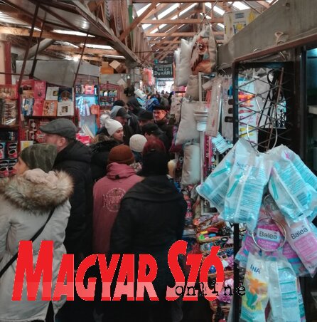 Tömött sorban közlekednek a vásárlók a magyarországi behozatali termékeket árusító csarnokban (Fotó: Benedek Miklós)