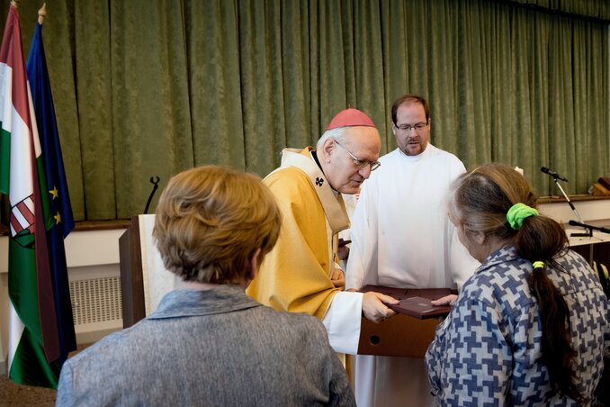A bíboros könyvet ajándékozott a fogvatartottaknak (Fotó: MTI)