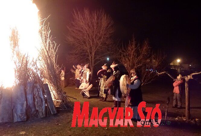 Dobpergés közepette, rituális ruházatban, ősi énekeket és szokásokat mutattak be a pécsi hagyományápolók a szépszámú érdeklődőnek (Góbor Béla felvétele) Dobpergés közepette, rituális ruházatban, ősi énekeket és szokásokat mutattak be a pécsi hagyományápolók a szépszámú érdeklődőnek (Góbor Béla felvétele)