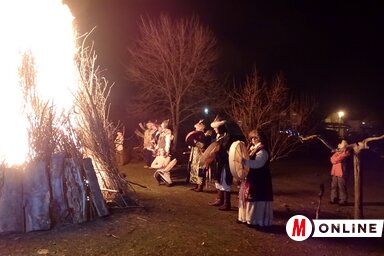 Dobpergés közepette, rituális ruházatban, ősi énekeket és szokásokat mutattak be a pécsi hagyományápolók a szépszámú érdeklődőnek (Góbor Béla felvétele)