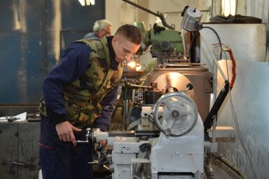 Fiatal munkás a termelésben, Fotó: Lakatos János
