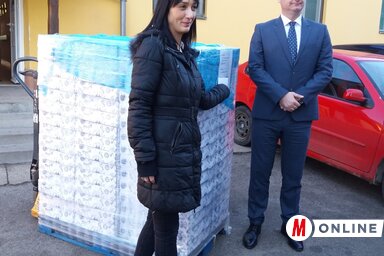 A raklapnyi ajándék megérkezett az időseknek – Anđela Vujačić és Nenad Ivanišević (Fotó: Paszterkó Erika)