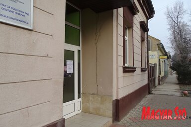 Jól látni a széles repedést a helyi közösség épületének bejáratánál (Góbor Béla felvétele)