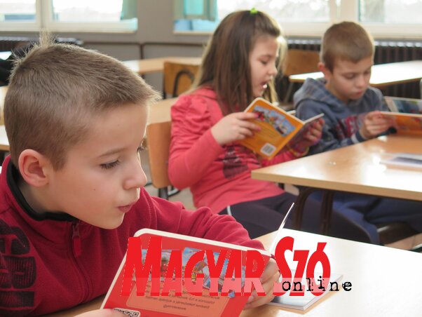 Az ajándékkönyvekbe mindjárt beleolvastak a kisdiákok (Stanyó Gábor felvétele)