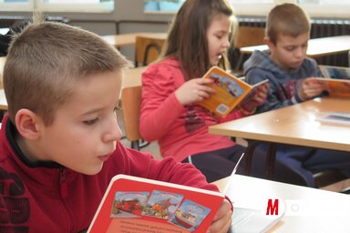 Az ajándékkönyvekbe mindjárt beleolvastak a kisdiákok (Stanyó Gábor felvétele)