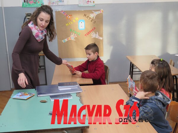 Halász Hargita tanítónő átadja az első bizonyítványokat (Stanyó Gábor felvétele)