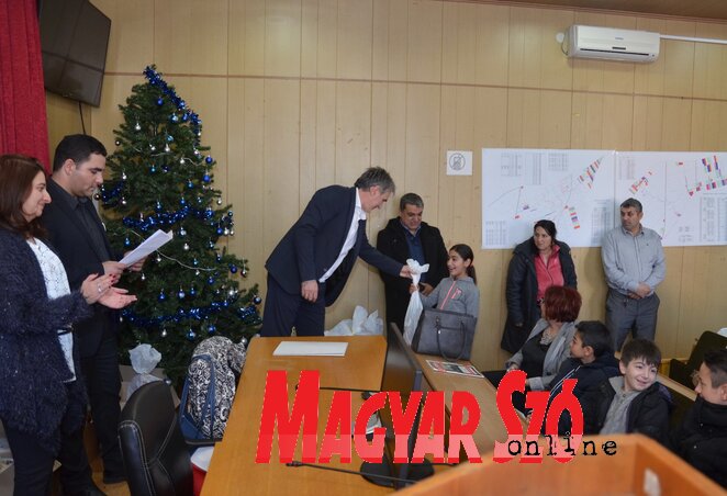 Marko Lazić kiosztja a csomagokat a roma gyerekeknek (Lakatos János felvétele)