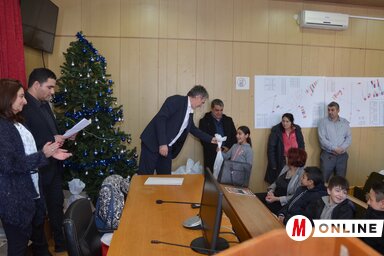 Marko Lazić kiosztja a csomagokat a roma gyerekeknek (Lakatos János felvétele)