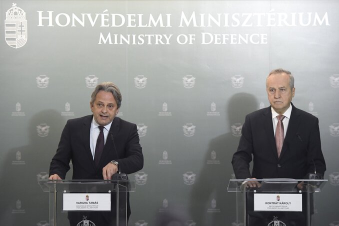 Vargha Tamás és Kontrát Károly sajtótájékoztatója (MTI Fotó: Kovács Tamás)