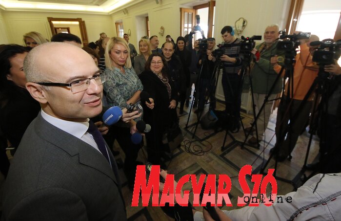 Miloš Vučević, Újvidék polgármestere az újságírók gyűrűjében a Péterváradon megszervezett újságíró-fogadáson (Ótos András felvétele)