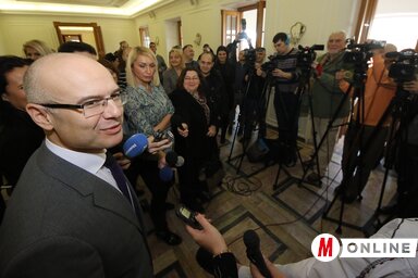 Miloš Vučević, Újvidék polgármestere az újságírók gyűrűjében a Péterváradon megszervezett újságíró-fogadáson (Ótos András felvétele)