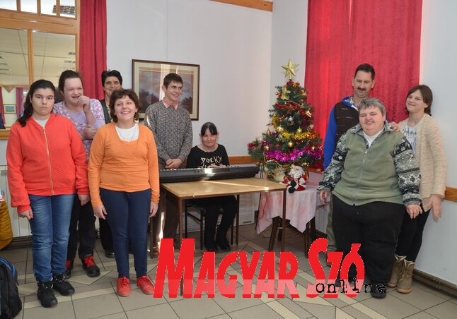 Az Izidás fiatalok vidám műsora (Lakatos János felvétele)